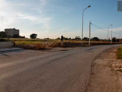 L�edificio si trova su via Leonardo, la stradina che collega il nuovo porto turistico di Polignano alla frazione di San Vito. Percorsi un centinaio di metri la masseria apparir� sulla sinistra, situata su una lieve altura immersa in un boschetto fatto di fichi d�india, lecci e pini silvestri